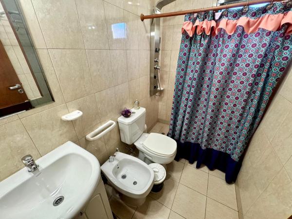 Departamento cálido y colorido cerquita del centro : photo 9 de la chambre chambre quadruple avec salle de bains privative