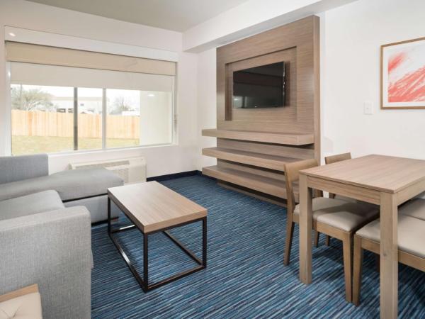 Best Western Plus Executive Residency Austin - Round Rock : photo 2 de la chambre king suite with sofa bed and roll-in shower - disability access