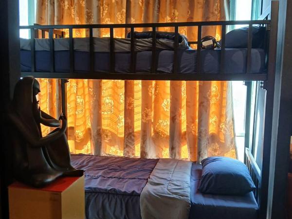 64sweethome Dusit BKK : photo 1 de la chambre chambre lits jumeaux avec salle de bains commune