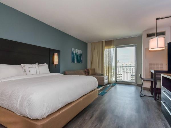 Residence Inn by Marriott Myrtle Beach Oceanfront : photo 8 de la chambre studio lit king-size avec balcon - vue partielle sur océan - adapté aux personnes malentendantes