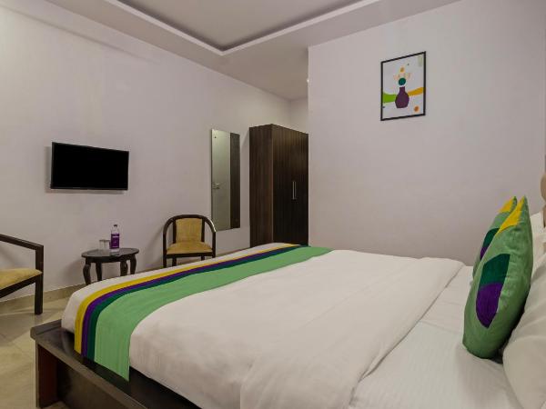 Treebo White Rock, Sohna Road : photo 4 de la chambre standard room with working desk