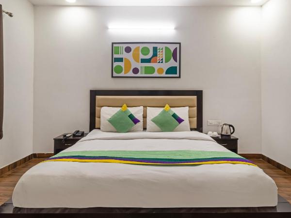 Treebo White Rock, Sohna Road : photo 3 de la chambre deluxe room with working desk