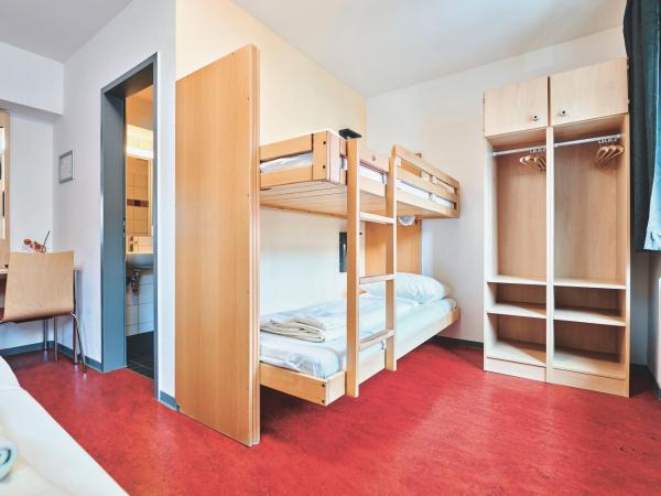 DJH Jugendgästehaus Adolph Kolping : photo 6 de la chambre chambre quadruple
