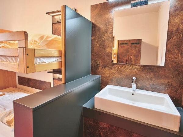 DJH Jugendgästehaus Adolph Kolping : photo 4 de la chambre chambre quadruple avec salle de bains commune