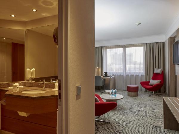 H4 Hotel Hannover Messe : photo 3 de la chambre suite junior avec accès au salon exécutif