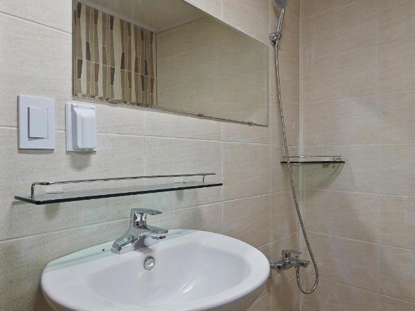 Jiwoljang Guesthouse : photo 5 de la chambre chambre familiale avec salle de bains privative