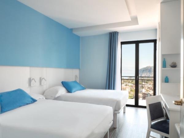 Hotel Cristina : photo 6 de la chambre chambre quadruple classique