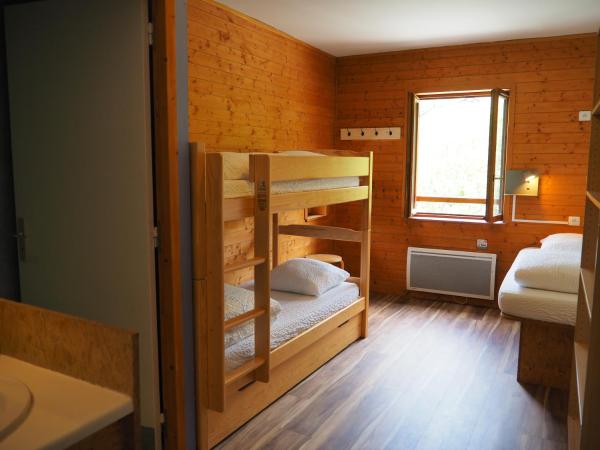 Auberge de Jeunesse HI La Clusaz : photo 1 de la chambre chambre triple avec douche