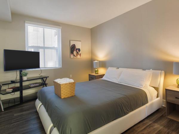 Santa Monica 2Bedrooms Pool&Gym&Free Parking : photo 2 de la chambre chambre double avec balcon