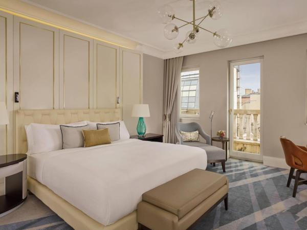 The Ritz-Carlton, Budapest : photo 2 de la chambre chambre lit king-size club avec balcon et accès au salon club - Étage supérieur - vue sur parc ou ville