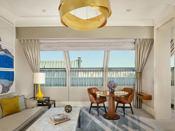 The Ritz-Carlton, Budapest : photo 4 de la chambre suite exécutive 1 chambre avec lit king-size et canapé-lit - vue sur parc ou ville