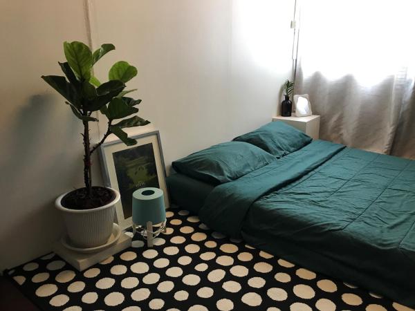 Hong hostel : photo 1 de la chambre chambre lit queen-size avec salle de bains commune