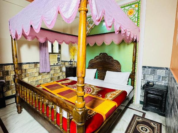 Hotel Moon Light Palace : photo 7 de la chambre chambre lit king-size avec balcon