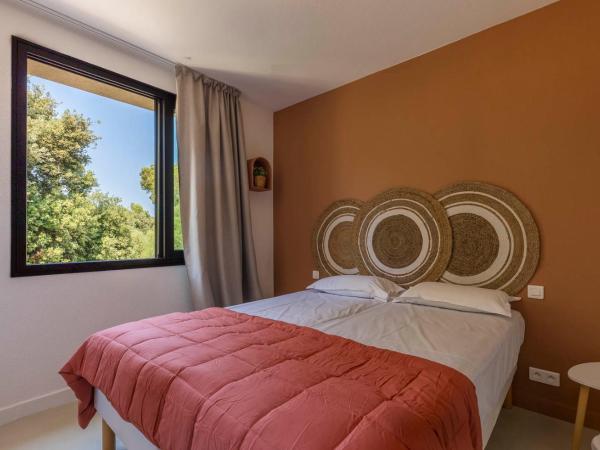 Corsica Hostel Porto-Vecchio : photo 1 de la chambre chambre lits jumeaux avec salle de bains privative