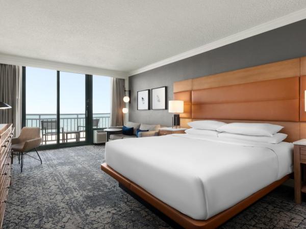 Sheraton Oceanfront Hotel : photo 5 de la chambre chambre 1 lit king-size avec balcon et canapé-lit