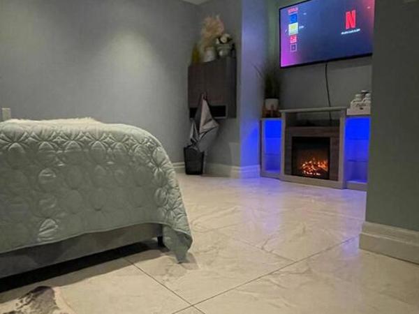 Beautiful luxurious suite close to lakeshore : photo 1 de la chambre chambre double