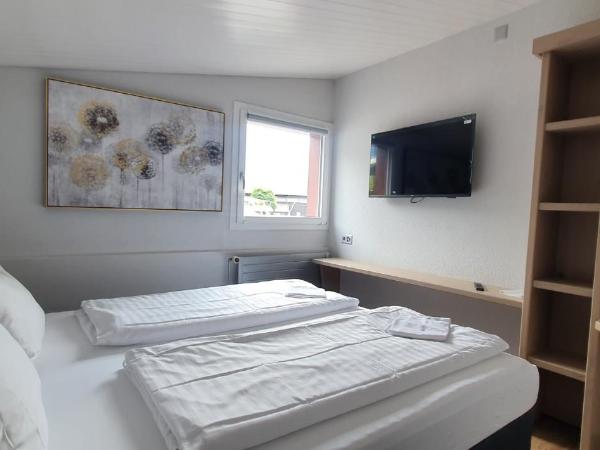 Sleep and Go - Budget : photo 3 de la chambre chambre double standard avec salle de bains commune