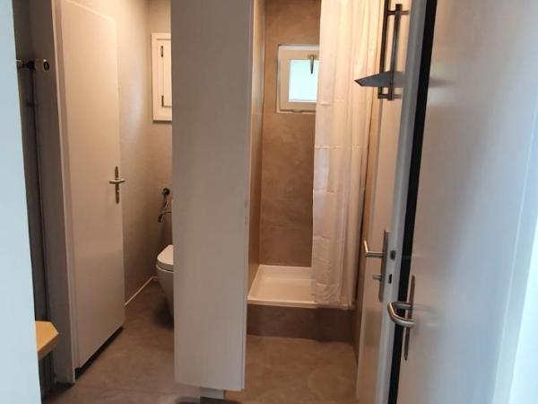 Sleep and Go - Budget : photo 5 de la chambre chambre double standard avec salle de bains commune