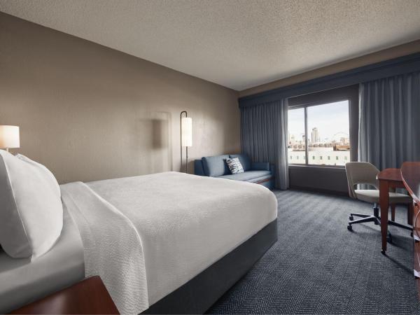 Courtyard by Marriott St. Louis Downtown West : photo 1 de la chambre chambre lit king-size deluxe avec canapé-lit et vue