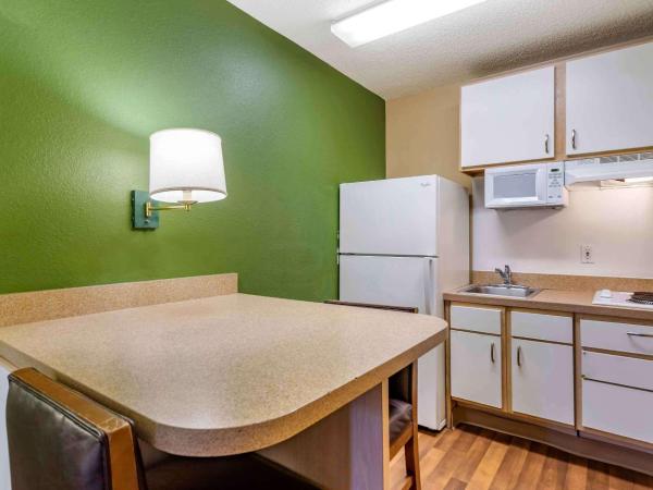 Extended Stay America Select Suites - Tampa - North Airport : photo 5 de la chambre studio de luxe avec 1 lit queen-size - non-fumeurs