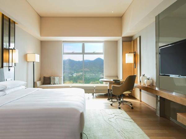 Chongqing Marriott Hotel : photo 6 de la chambre chambre 1 lit king-size deluxe - vue sur montagne