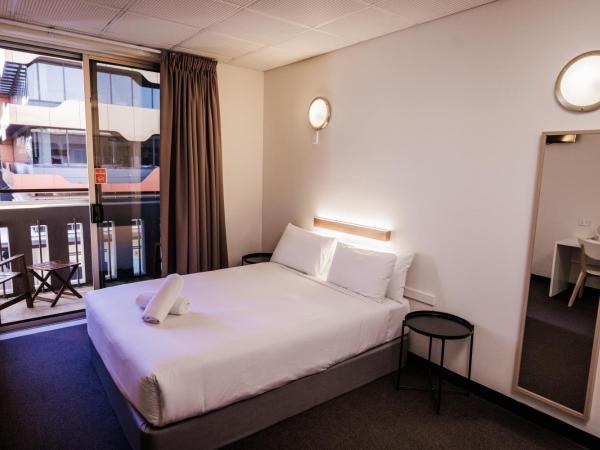 YHA Adelaide Central : photo 1 de la chambre chambre lit queen-size avec balcon