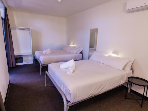 YHA Adelaide Central : photo 2 de la chambre double plus one balcony with shared bathroom