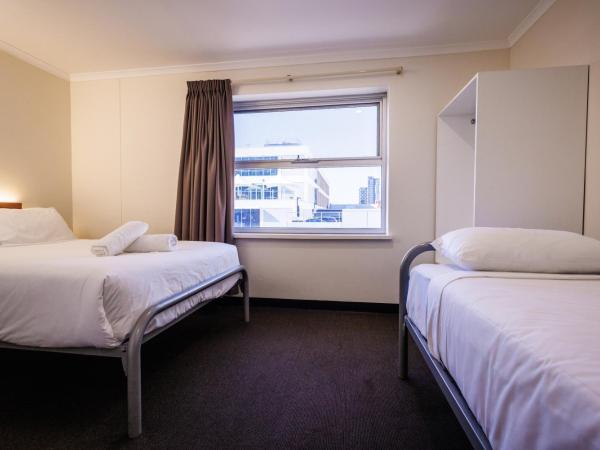 YHA Adelaide Central : photo 1 de la chambre chambre triple avec salle de bains privative