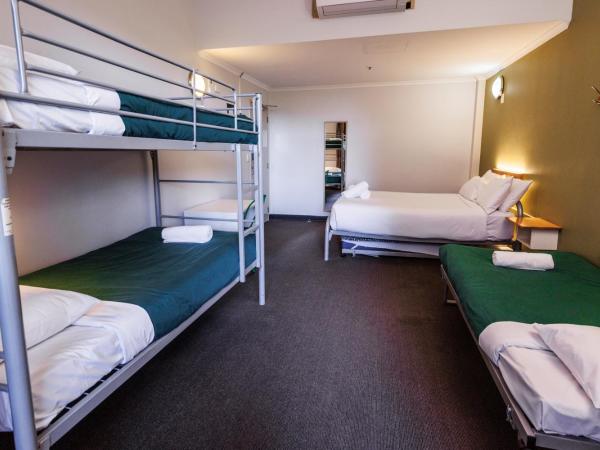 YHA Adelaide Central : photo 2 de la chambre chambre familiale avec balcon