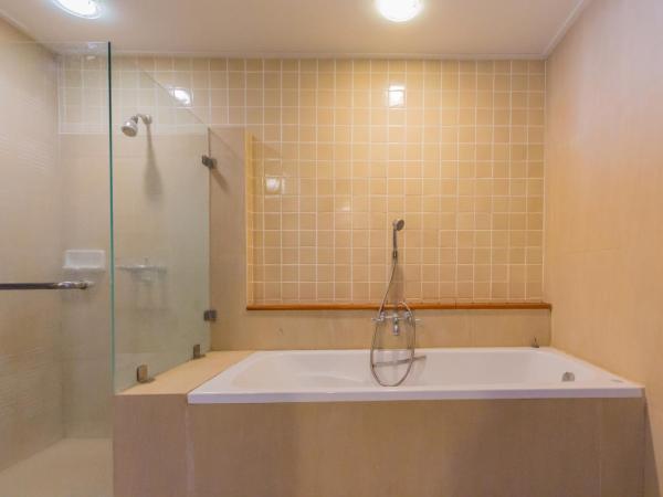 BP Chiangmai City Hotel : photo 1 de la chambre chambre lit king-size avec balcon