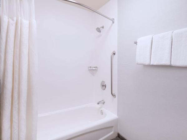 Courtyard Salt Lake City Airport : photo 6 de la chambre chambre lit king-size avec canapé-lit