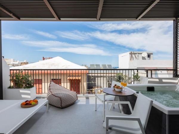Porta Suites : photo 2 de la chambre suite junior avec jacuzzi extérieur - vue sur mer