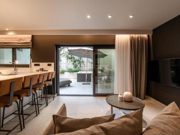 Porta Suites : photo 1 de la chambre suite avec terrasse et jacuzzi extérieur