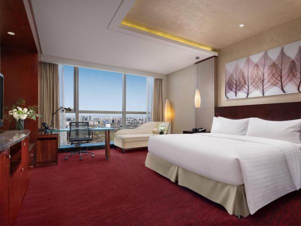Beijing Marriott Hotel Northeast : photo 2 de la chambre chambre lit king-size - vue sur toits