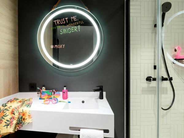 Moxy The Hague : photo 7 de la chambre chambre lit queen-size moxy - vue sur ville