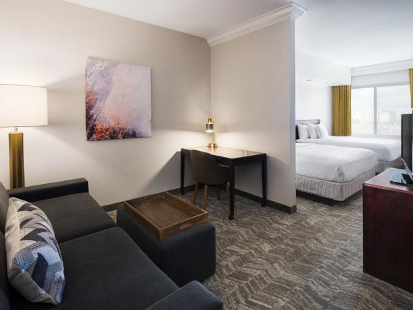 SpringHill Suites by Marriott Denver Airport : photo 1 de la chambre studio suite with two queen beds and adapted tub - mobility and hearing accessible – non-smoking