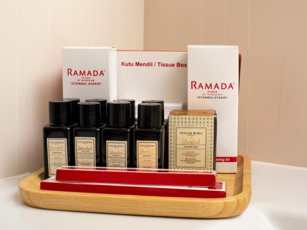 Ramada Plaza by Wyndham Istanbul Atakoy : photo 7 de la chambre suite lit king-size - vue sur ville