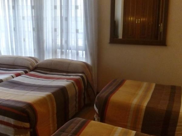 Hostal Granada : photo 9 de la chambre chambre familiale avec balcon