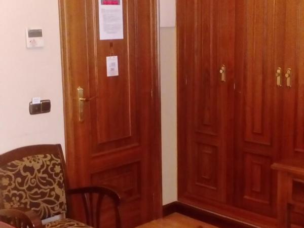 Hostal Granada : photo 9 de la chambre chambre lits jumeaux