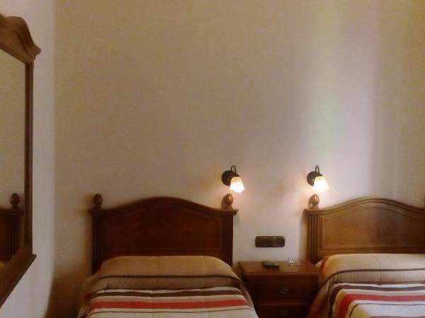 Hostal Granada : photo 7 de la chambre chambre lits jumeaux