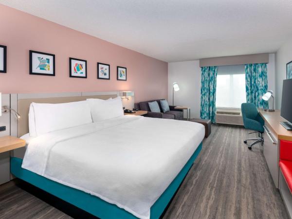 Hilton Garden Inn Orlando International Drive North : photo 2 de la chambre chambre king avec canapé-lit et vue sur la piscine