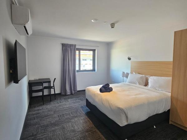 Econo Lodge Rivervale : photo 9 de la chambre chambre supérieure lit queen-size