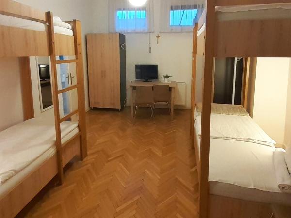 Ciszterci Szállás Pécs : photo 8 de la chambre chambre quadruple avec salle de bains