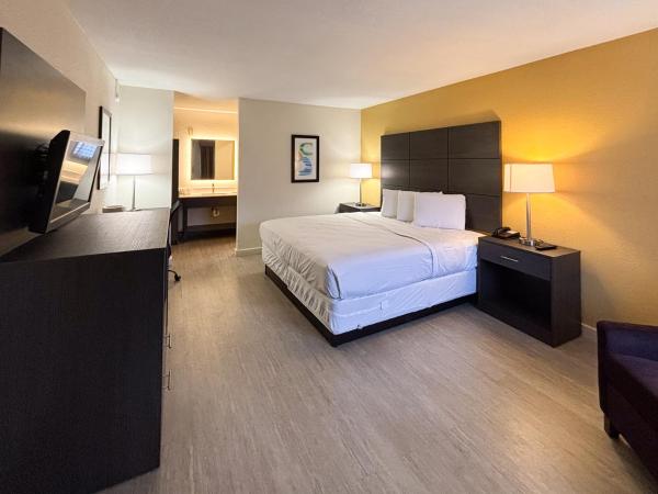 Motel 6 Charlotte, NC Northlake : photo 4 de la chambre chambre lit king-size avec douche à l'italienne - accessible aux personnes à mobilité réduite - non-fumeurs