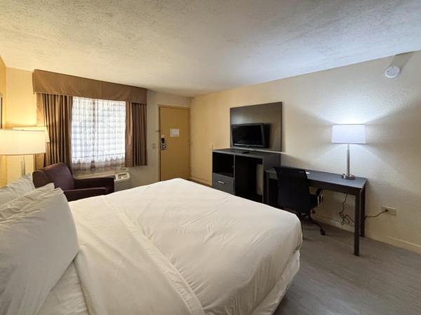 Motel 6 Charlotte, NC Northlake : photo 4 de la chambre chambre lit king-size - fumeurs