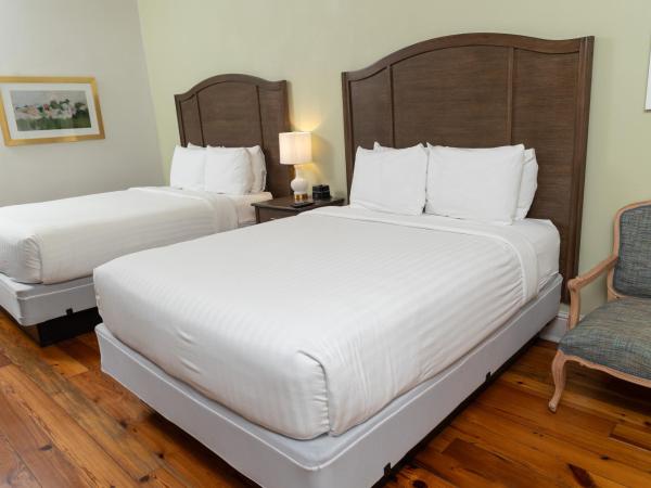 Inn on St. Peter, a French Quarter Guest Houses Property : photo 1 de la chambre chambre de luxe avec 2 lits queen-size.