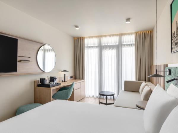 Hilton Garden Inn Debrecen City Center : photo 5 de la chambre chambre lit king-size avec balcon