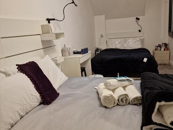 Aunty Katie's House, NI Tourist Board Certified & located on the main Oldpark Road to Belfast, with Free Continental Breakfast & Free Ultra Fast SKY internet, free SKY Sports & free SKY Cinema, Self-check in after 10pm GMT : photo 7 de la chambre chambre quadruple avec salle de bains commune