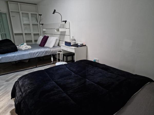 Aunty Katie's House, NI Tourist Board Certified & located on the main Oldpark Road to Belfast, with Free Continental Breakfast & Free Ultra Fast SKY internet, free SKY Sports & free SKY Cinema, Self-check in after 10pm GMT : photo 5 de la chambre chambre quadruple avec salle de bains commune