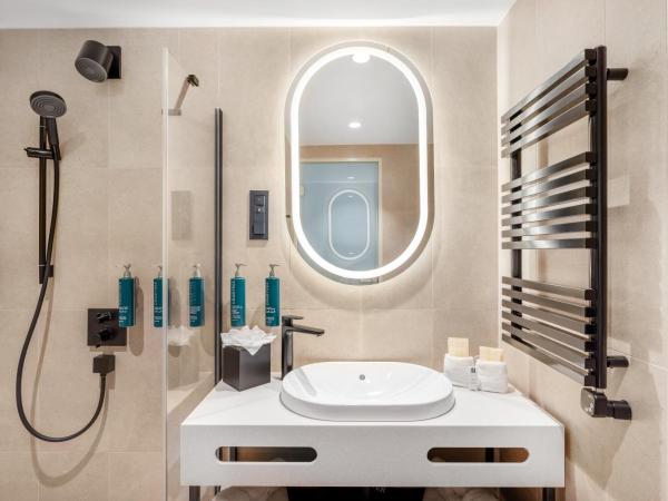 Hilton Garden Inn Debrecen City Center : photo 6 de la chambre chambre lit king-size avec balcon